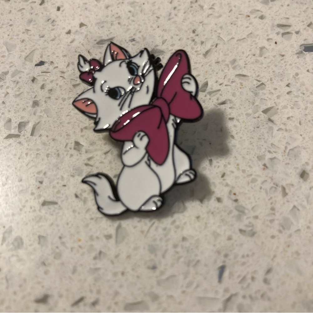 MARIE THE CAT PIN 🎀